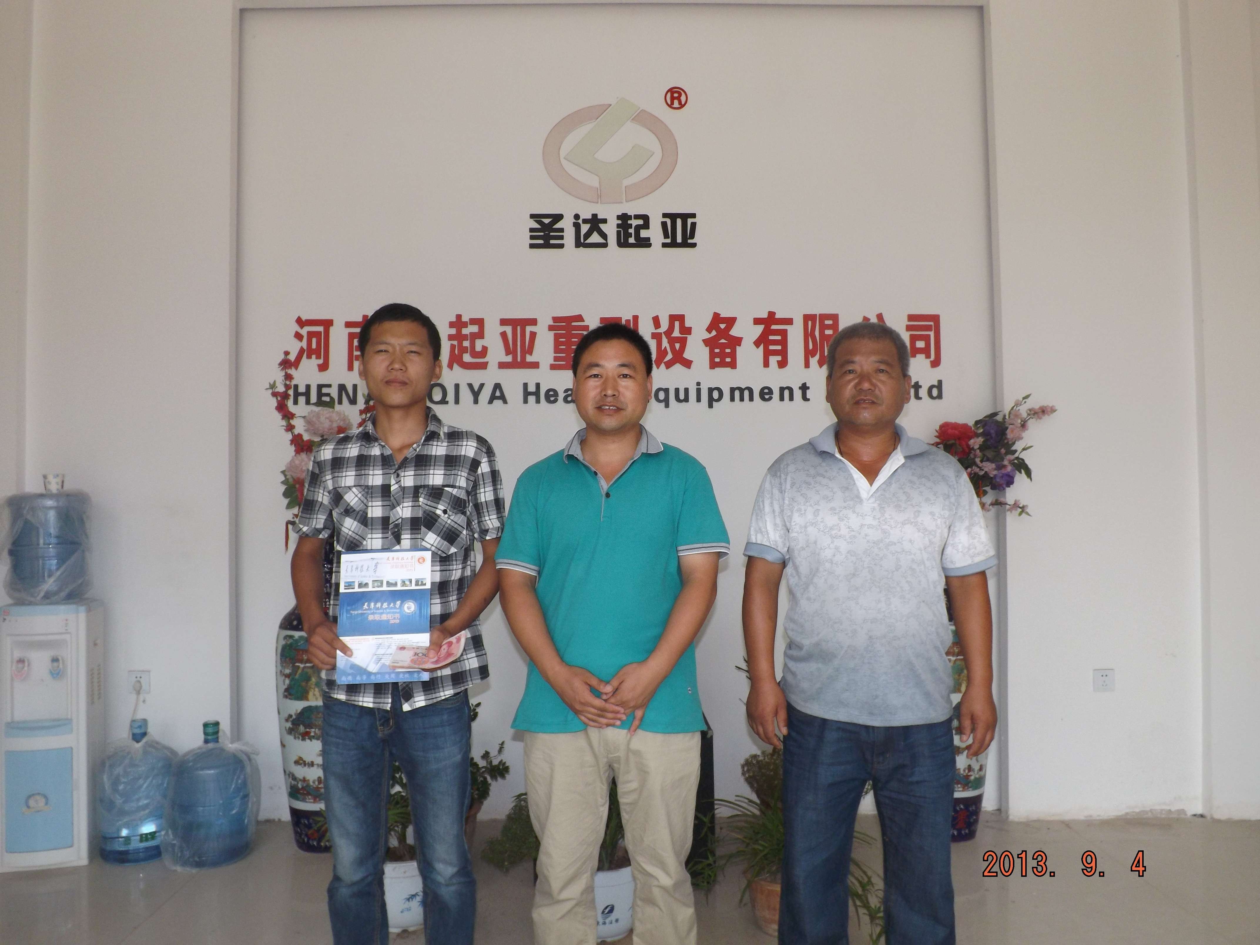 公司總經理趙鋒捐資助學，資助大學生新生上學